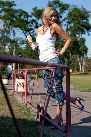 Настя, метро Крымская