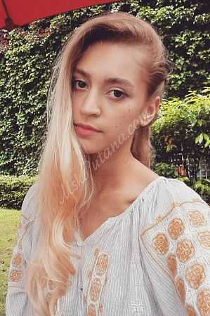 Надя, метро Щукинская