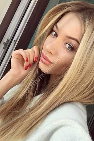 алла, метро Парк культуры