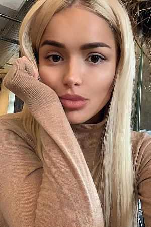 Аня, метро Театральная