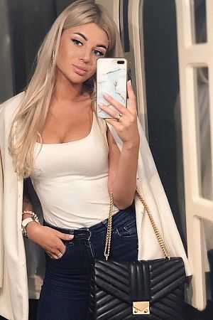 Настя, метро Театральная