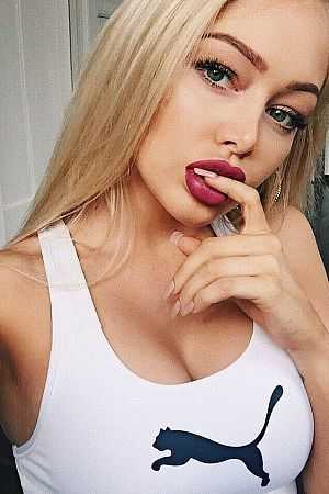 Арина, метро Международная