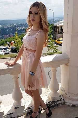 Лариса, метро Курская