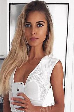 Карина, метро Митино