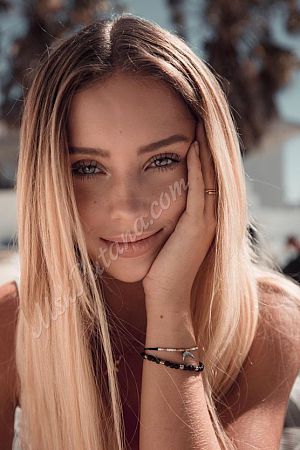 Амелия, метро Новоясеневская