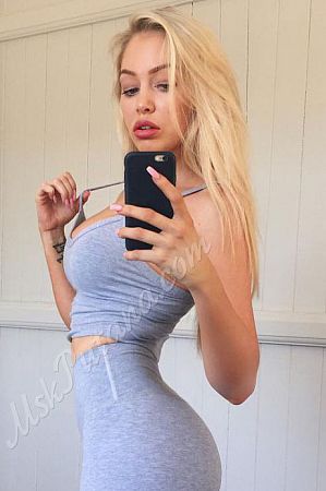 Арина, метро Театральная