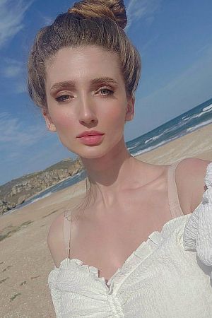 Анна, метро Маяковская