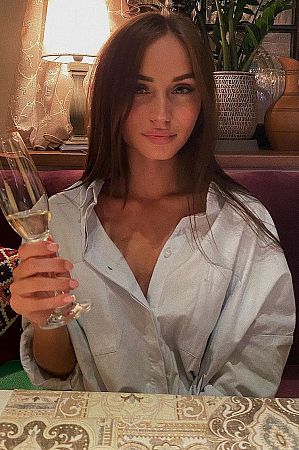 Юля, метро Волжская